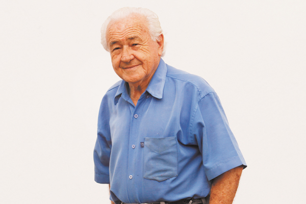 Hoje é aniversário de uma das pessoas mais conhecidas e queridas da cidade, verdadeiro símbolo de amor ao trabalho. Aparecido Maldonado Ponce comanda permanentemente o Supermercado São Paulo, de onde não se ausenta para nada. Casado com Norma Maldonado, t