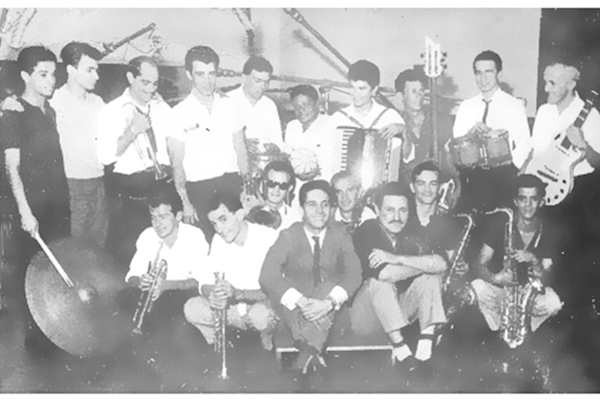 O leitor e amigo Marcos Derruci nos manda também a foto da Orquestra Laércio de Franca, em 1962, no estúdio de gravação de seu primeiro LP. Em pé, da esquerda para a direita: Filhote, França, Oscar Toffeti, França, Roberto Pitoco, Hélio Medeiros, Juvenil,
