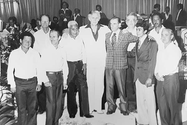 A foto, feita no ano de 1981, reuniu em volta dos seresteiros Francisco Petrônio e Roberto Fioravante, alguns integrantes do Conjunto Francano de Amadores. Da esquerda para a direita: Amadeu, José Ambrósio, Moacir, Tavinho, Francisco Petrônio, Roberto Fio