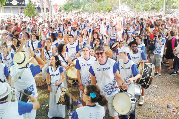 O casal Pedro Fonseca e Priscila, que lidera o Centro Cultural Cangoma e Balaio, puxou, no melhor estilo, o cordão carnavalesco no começo da semana, revivendo as músicas inesquecíveis dos antigos carnavais por ruas centrais da cidade. O grupo estava com c