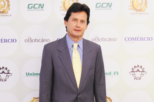 Quem está mudando de idade hoje, é um amigo de longa data, o empresário Saulo Pucci Bueno. Além de ser um dos diretores da famosa Amazonas Produtos para Calçados, Saulo também ocupa posição de destaque no Ciesp, que é o Centro das Indústrias do Estado de 