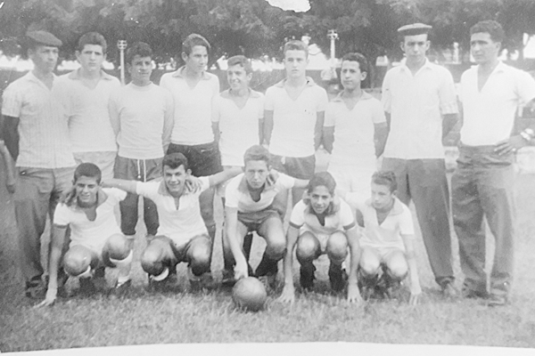 O amigo e leitor Wanderley Cintra Ferreira, diretor do Hospital Allan Kardec, nos manda esta foto, tirada no Palmeirinhas há mais de 40 anos, de um daqueles times infantis - hoje adultos bastante conhecidos. Em pé, da esquerda para a direita: Pacotí, Maca
