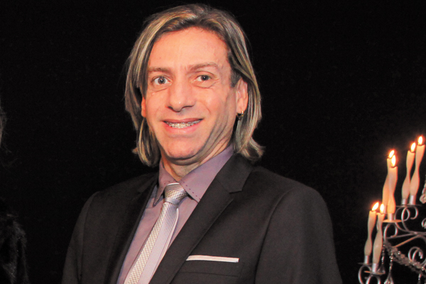 Quem estará reunido com amigos e familiares no próximo sábado, dia 5, será o colega e colunista Wellington Miguel, o conhecido Well, comemorando mais um ano de vida. Vai daqui também o nosso abraço a ele e que siga em clima de saúde e paz por muitos anos.