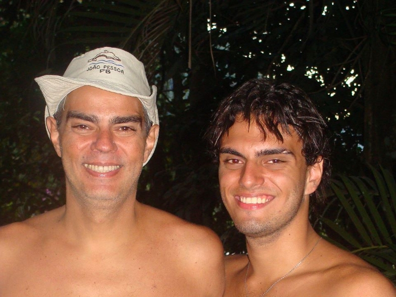 O pai do músico, o ator e humorista Nizo Neto gravou vídeos para sites e nas redes sociais fazendo apelos sobre informações do filho