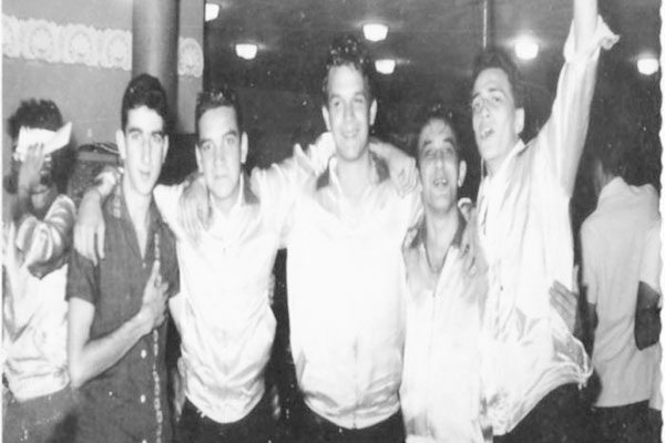 Estávamos no decorrer dos anos 60, quando as emissoras de rádio transmitiam desfiles e bailes de Carnaval. Era uma disputa acirrada entre a PRB-5 (Rádio Clube Hertz) e a Difusora. Nesse ano, a Equipe de Ouro era comandada pelo saudoso Amaurí Destro e fomo