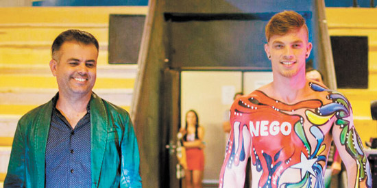 Astro da pintura corporal, brilhando a nível nacional, W. Veríssimo e um dos modelos por ele feito, na capital da Paraíba, João Pessoa