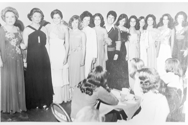 Também em homenagem às mulheres pelo seu dia, comemorado semana passada, trazemos hoje como foto antiga, esse desfile das Voluntárias Sociais (Vosf) no ano de 1976. Da esquerda para a direita: Patrícia, Dalel, Vânia, Carmem Lígia, Ana Maria, Otília, o sau