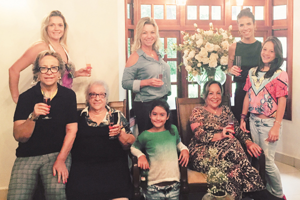 Tivemos nesta última semana o Dia Internacional da Mulher. Gostaria de ter dado um abraço em todas, mas como isso é impossível, peço permissão para homenageá-las na pessoa de algumas das mulheres mais importantes em minha vida. Estão aí reunidas: minha es