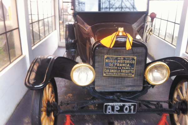 Alguém já teve a oportunidade de ver o Fordinho muito antigo que a Família Presotto doou há anos ao Museu Histórico “José Chiachiri”!? Pois é, esse calhambeque muito bonito, que poderia servir de atração especial, ali no pátio, em lugar de destaque, fica 