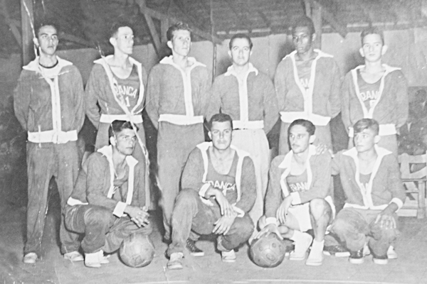 Não sei se já publiquei, há muito tempo, esta foto, mas remexendo nos guardados, dei de cara com ela, que é uma raridade na vida do esporte de Franca. A foto foi feita na antiga quadra do IETC (Escola Torquato Caleiro), piso de cimento e ainda descoberta,