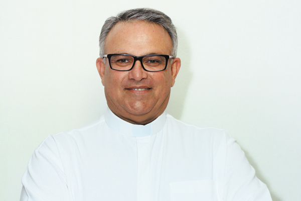 Quem muda de idade amanhã é o querido Monsenhor José Geraldo Segantin, pároco da Catedral. Admirado pelo dom da palavra e por sua organização em tudo o que faz, também é dono de bela voz, como mostrou no CD que gravou ano passado e que foi sucesso de vend