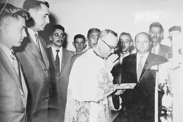 Recebi esta foto há um bom tempo, e até solicitei ao meu assíduo leitor e amigo Carlos Lima para identificar ao menos alguns deles. Essa foto é da inauguração do antigo Cine Odeon, que ficava ao lado do Cine São Luiz, ambos os prédios agora ocupados por i