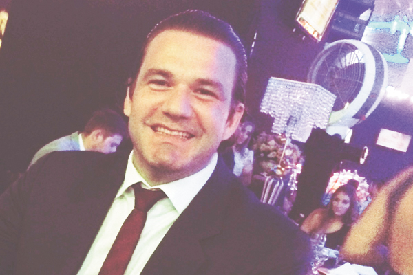 Amanhã, 28 de março, será o aniversário do meu filho, Valdes Rodrigues Júnior, ou Juninho. Todos nós só temos a agradecer a Deus por suas bênçãos, fazendo com que ele seja essa pessoa de caráter, honesto e um filho carinhoso. O abraço meu, da mamãe Cida, 