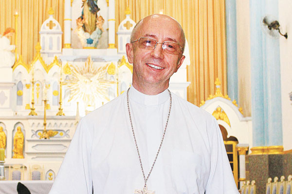 Vamos antecipando nosso abraço ao querido Bispo Diocesano, D. Paulo Roberto Beloto, que estará aniversariando no próximo sábado, dia 9 de abril. Com seu jeito humilde, ele já conquistou a simpatia dos fiéis, não apenas daqui, mas também das cidades que in