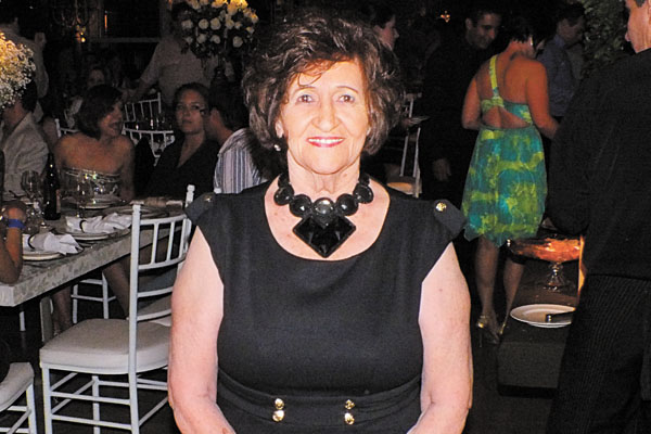 Quem aniversaria amanhã é a amiga Horaide Ferreira, que há muitos anos trabalha no agenciamento de viagens. Pessoa das mais simpáticas e queridas, ela comanda em Franca o escritório da CVC. Vai daqui o nosso abraço a ela e votos de que seja sempre muito f