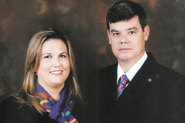 Quem completou 25 anos de união no último dia 5, terça-feira, foi o simpático casal João Paulo Macedo Brandão Júnior e Ana Lídia Ferreira Zanirato Brandão. Ele foi, durante alguns anos, o comandante do 15º Batalhão da Polícia Militar de Franca, até sua ap