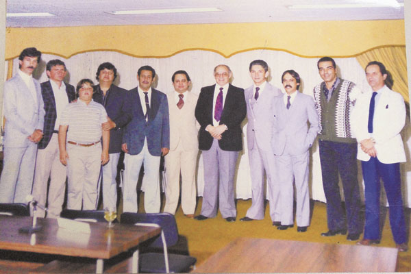 Esta foto é do ano de 1982. A maioria, de vereadores da gestão 1977- 1982. Era a sessão de enceramento da legislatura. Da esquerda para a direita: Hélio Rubens, Fábio Gimenes Teodoro, Victor de Andrade com um de seus filhos, Nélson Barbosa, Moacir de Alme
