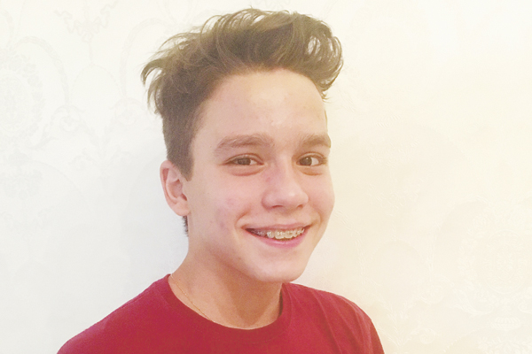 Quem estará de nova idade na próxima quarta-feira, 20 de abril, é o meu neto primogênito, João Gabriel Rodrigues de Rezende, que completa 14 anos. É filho do Joaquim R. de Rezende Neto e da minha filha Cláudia Sanches Rodrigues de Rezende. Com as bênçãos 