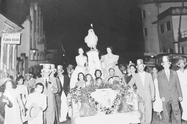 Recebi a colaboração da Isalete Galhardo Pasquino, com esta foto de um jeep enfeitado para a campanha de Carvalho Pinto a Governador do Estado. Estavam em frente ao comitê do Flávio Rocha, candidato a deputado, ao lado do antigo Cine Santa Maria. Dirigia 