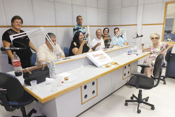 O querido companheiro de longa data, meu amigo e irmão Everton Pires de Lima mudou de idade esta semana, dia 19, e ganhou comemoração surpresa durante seu programa na Difusora, no quadro de grande sucesso, Boteco do Tio Lima. Colegas e amigos foram chegan