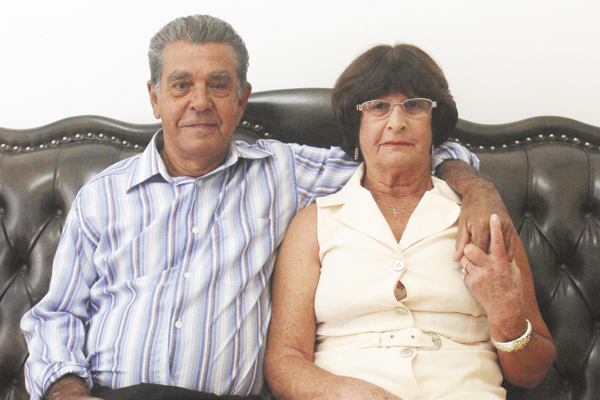 Quem comemorou suas Bodas de Ouro no último dia 23 de abril foi o simpático casal sr. Vanderlei Pereira de Oliveira e dona Nair Ribeiro de Oliveira, que é minha ouvinte de rádio há muitos anos. Nesses 50 anos de união, Nair e Vanderlei tiveram duas filhas