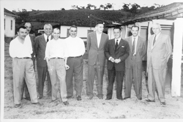 Esta foto bem antiga é de um grupo de amigos, que visitava uma fazenda da região. Da esquerda para a direita: Arnaldo Pucci, Ricardo Pucci, Guilherme Presotto, (?), Paulo Pucci, Dr. Antônio Oliveira, Ismael Alonso e Paulino Pucci. Nosso amigo Carlos Lima 