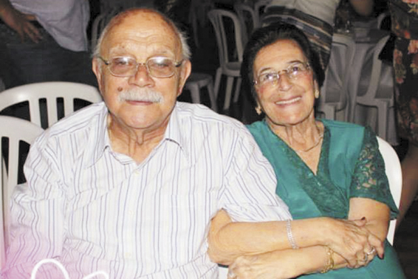 Quem também aniversaria hoje é dona Maria Tereza Coelho Lima, que foi durante muitos anos secretária do IETC - “Torquato Caleiro” - desde a época em que eu estudei naquela escola. Casada com o José Aurélio de Lima, tem os filhos Luís Cláudio (marido da Re