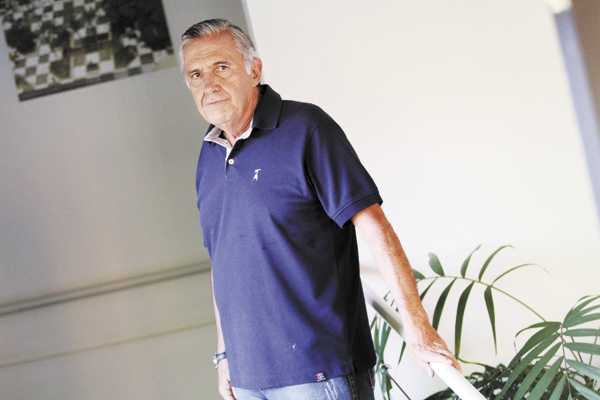 Mudando de idade hoje o querido amigo Élison José Fernandes (KPTA), que além de tudo é um dos mais assíduos colaboradores no espaço das fotos antigas, principalmente quando se trata de equipes de futebol, sua grande paixão. Casado com a Renata Sampaio Fer