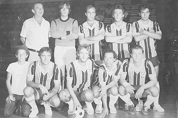 O amigo Dudu Dal Lama envia esta foto, de um time de Futsal, que reunia alguns dos mais conhecidos craques da época por aqui. Isso foi lá nos anos 80, quando o time foi inaugurar uma quadra em cidade da região. Confira o elenco: Da esquerda para a direita