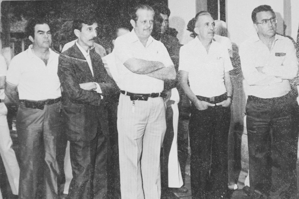 Não foi informada a data em que foi feita esta foto, mas certamente deve ter uns 30 anos. Foi em algum evento, provavelmente na Santa Casa. Da esquerda para a direita: Severino Meireles, Fulgêncio Alves Taveira, Manir Bittar, Luciano Botto e Alfredinho Bi