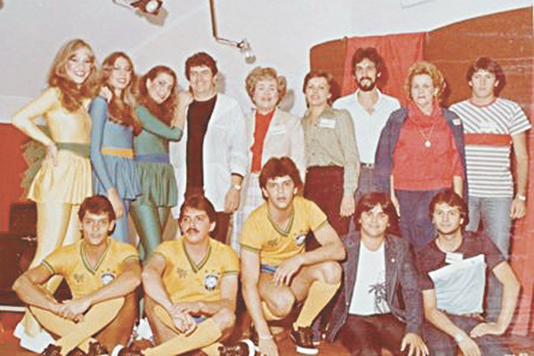 O Grupo Unforgettable foi quem enviou esta foto, de um desfile da Francal, no ano de 1978. De esquerda para a direita: Rose Prata, Renata Vilela, Cristina Menezes, saudoso Edson Luís Fernandes, Colunista Patrícia, Lourdinha, Luís Neto, Ivone(Caleche) e Ch