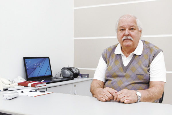 Muda de idade na quarta-feira, 7 de junho, o amigo de longa data, conhecido dentista, Máximo Marson Filho, formado há 40 anos. Agora já não vem atuando profissionalmente, ficando mais como conselheiro do filho, que é também um brilhante profissional da od