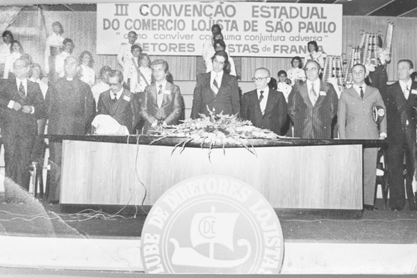 Essa foto é dos anos 1970, quando aqui acontecia uma convenção estadual do comércio lojista. Aparecem, da esquerda para a direita, depois do primeiro não identificado, o bispo D. Diógenes Silva Matthes, que havia assumido a Diocese, ao lado do sr. Roberto