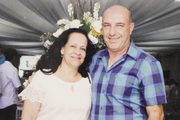 Muda de idade hoje o amigo palmeirense, professor Antônio de Pádua Marconi, ex-funcionário do Banco do Brasil, agora na marca de 6.4. Casado com a professora Maria de Lourdes, tem os filhos Cláudia, casada com o Tiago, e o Marcelo, casado com a Thaís. Par