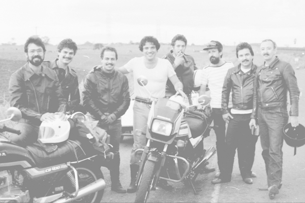 Recebi esta colaboração do amigo João Amélio (Charlie), registrando uma excursão de motociclistas de Franca até Barretos, isso lá pelo ano de 1986. Da esquerda para a direita: Erasmo Rodrigues, Walber Almada, Renato Pampulin, Wagner Garcia, Pansani, Anacl