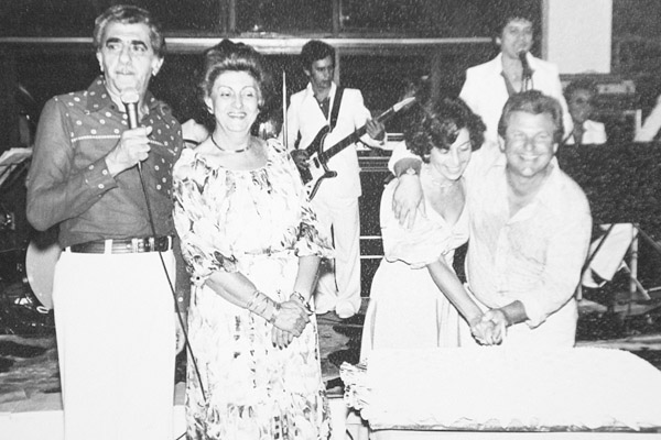 Recebi mais esta colaboração, desta vez do amigo de longa data, desde os tempos de criança no IETC, Paulo Sérgio Jorge, da tradicional Casa São Paulo, criada há muitos anos pelos seus pais, Abrãozinho e Nadima. A foto é de outubro de 1977, quando de um do