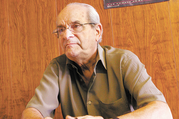 Quem está passando para nova idade hoje é o muito querido engenheiro Ary Pedro Balieiro. Atuou também, com destaque na vida política, como vereador e prefeito, curtindo agora a merecida aposentadoria. Vai daqui meu abraço a ele, extensivo à sua Maria Inês