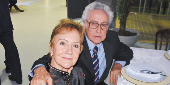 Casal que merece destaque: médico do Regional, Odilmar de Almeida Luz e sua super internacional Rita de Cássia Luz. Ela vivendo tempo de nat. Nosso abraço