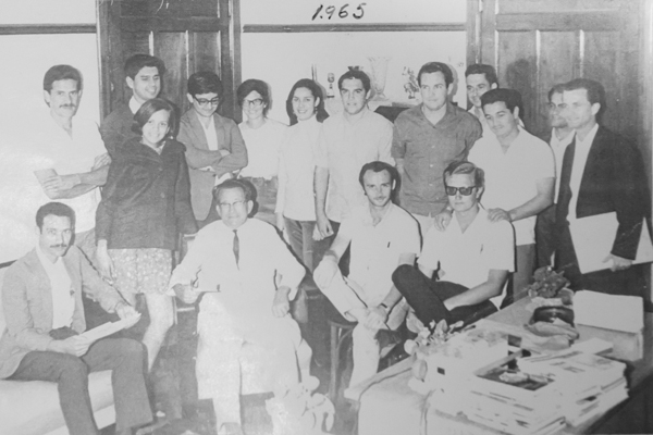Recebo ótima colaboração do amigo Vicente de Paulo Garcia (Paulinho Kareca), através de uma foto do ano de 1965, reunindo integrantes da Comissão Organizadora dos primeiros Jogos da Primavera, promovidos pela Escola Pestalozzi. Em pé, da esquerda para a d