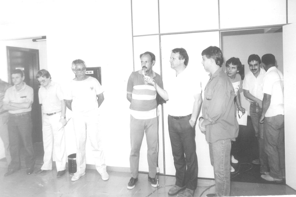 Há poucos dias, ocorreu o falecimento do querido amigo e professor de Educação Física Carlos Antônio Chagas, o Zuca. Encontrei agora esta foto em que ele aparece num evento que acontecia na Rádio Difusora, quando ainda era na Rua Tomaz Gonzaga, ao lado de