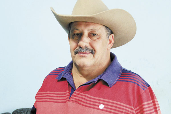 Mudando de idade hoje o nosso amigo Clésio Nascimento, conhecido por Clesinho das Frutas, e agora com seu famoso carrinho de hot-dog, no Zaneti. Casado com Vera Lúcia da Silva, tem os filhos Eder Vinícius, William, Miller, Jeniffer Carolina, e Natália, al