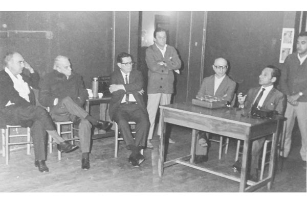 Esta foto, do Rigoletto, é do ano de 1971, quando de um encontro, possivelmente na prefeitura. Só não foram identificados, o primeiro à esquerda, que parece ter sido um político da região, e a autoridade que estava sendo recebida na ocasião, sentada ao la