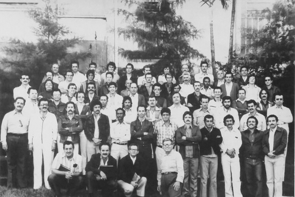 Como hoje é Dia dos Pais, separamos esta foto, feita lá pelo final dos anos 70, de uma turma que fez o Cursilho no Mosteiro de Claraval. Como é muita gente, tente identificar alguns deles. Destaco entre os dirigentes, o Padre Mário (já falecido), Ruy Bali