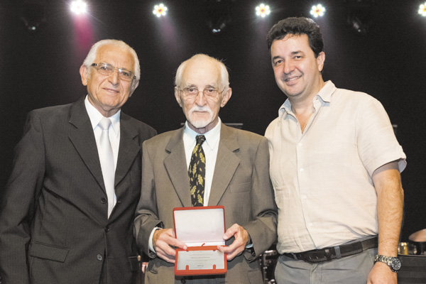 O maestro Laércio Piovesan recebeu justa e bonita homenagem na semana passada, lotando o Teatro Municipal. Presença da Orquestra Mogiana de Ribeirão Preto, que executou algumas das músicas que compunham o repertório da famosa Orquestra Laércio de Franca. 