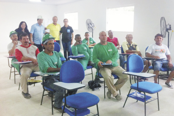 A convite da professora Rita Mozetti, coordenadora do programa de alfabetização de jovens e adultos, nos convidou para uma palestra a um grupo de trabalhadores da MRW-Engenharia, que frequentam as aulas fundamentais na própria empresa. Destacamos a boa vo