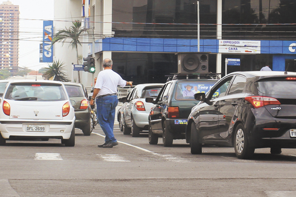 Carro de propaganda estalou o som em frente à Catedral e o padre José Geraldo Segantin foi falar com o motorista