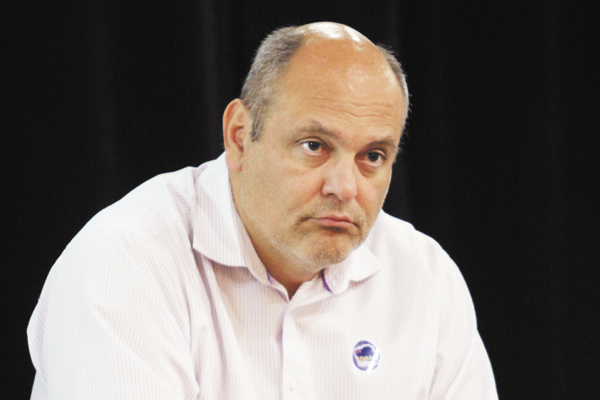 Não entendo por que nenhum candidato quer ter a imagem associada com a do atual prefeito Alexandre Ferreira