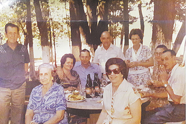 Recebi esta colaboração do leitor assíduo Luizinho Meleti, mostrando uma reunião familiar que aconteceu há muitos anos no Castelinho. Os homens, da esquerda para a direita: Alberto Franchini, Dairso Franchini, Écio Meleti e Osvaldo Franchini. As mulheres: