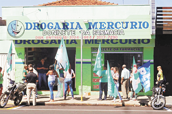 Equipe de Flávia Lancha (PMDB) pede votos na farmácia do vereador Donizete (PSDB), que é aliado de Sidnei Rocha