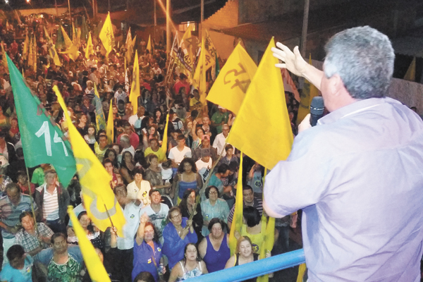 Sábado, centenas de pessoas se reuniram, em Pedregulho, para ouvirem o candidato Dirceu Pólo Filho (PSDB)